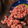 Sıradan leblebiyi unutun! Çilekli Leblebi ile damaklarınızı şımartmaya hazır olun. Geleneksel leblebinin çıtır çıtır lezzeti, taptaze çilek aromasıyla buluştuğunda ortaya çıkan bu muhteşem uyuma bayılacaksınız!